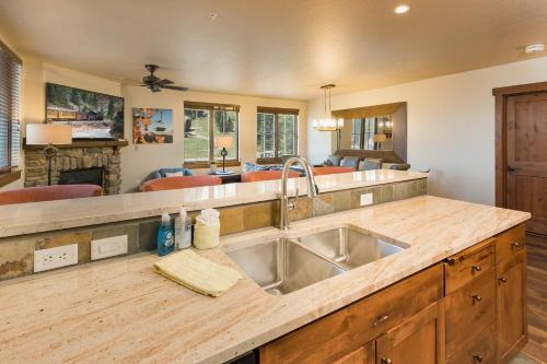 eine Küche mit Spüle und ein Wohnzimmer in der Unterkunft Purgatory Lodge Unit 407 in Durango Mountain Resort