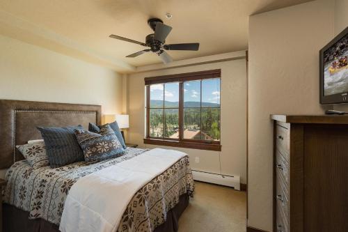 Schlafzimmer mit einem Bett, einem Deckenventilator und einem Fenster in der Unterkunft Purgatory Lodge Unit 407 in Durango Mountain Resort