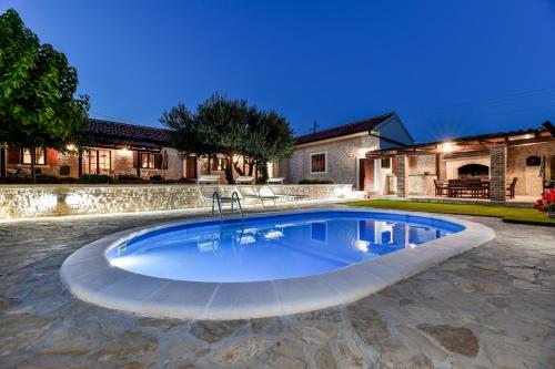 a swimming pool in a yard with a house at Vila Nela in Benkovac