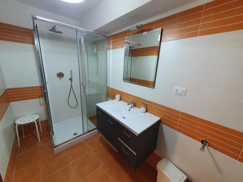 a bathroom with a sink and a shower at Casa La Ferula apt3 vicino al mare e Taormina con terrazza panoramica in SantʼAlessio Siculo