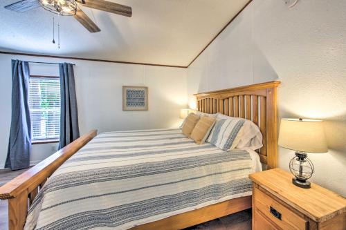 Postel nebo postele na pokoji v ubytování Lakefront Hidden Pines Cottage with Boathouse
