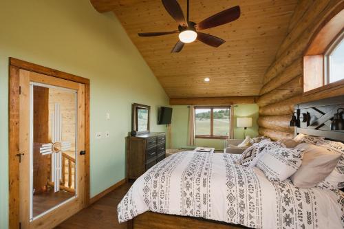 um quarto com uma cama e uma ventoinha de tecto em 272 Sundance em Durango