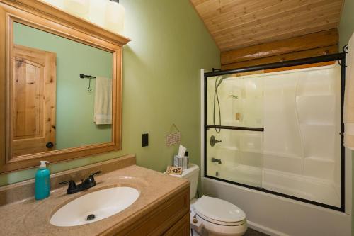 y baño con lavabo, aseo y espejo. en 272 Sundance, en Durango
