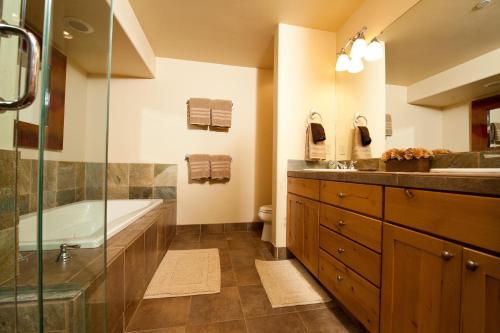 ein Badezimmer mit Badewanne, Waschbecken und Dusche in der Unterkunft Black Bear 59 in Durango Mountain Resort