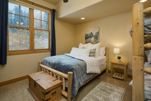ein Schlafzimmer mit einem Bett und einem Fenster in der Unterkunft Black Bear 59 in Durango Mountain Resort