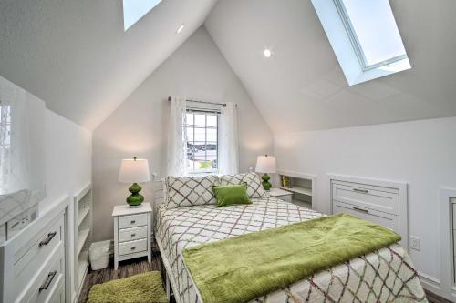 מיטה או מיטות בחדר ב-Renovated North Bend Cottage Near Eateries!
