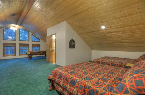 a bedroom with two beds and a bench in a room at Vallecito Family Retreat in Bayfield