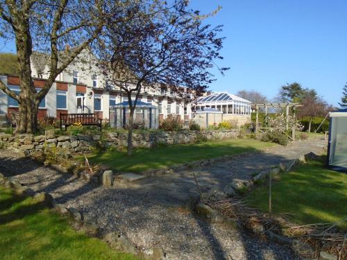 une maison avec un jardin en face dans l'établissement Pitbauchlie House Hotel - Sure Hotel Collection by Best Western, à Dunfermline