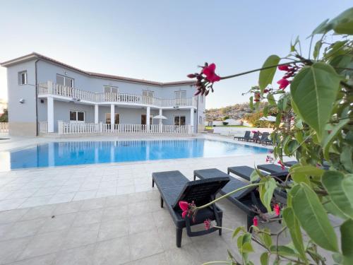 Bazén v ubytování Grand villa Lynn seaview Ayia Napa nebo v jeho okolí