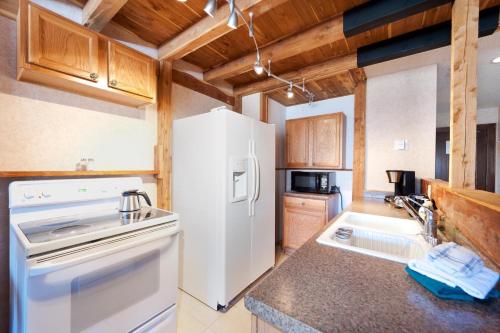 デュランゴにあるTamarron Lodge Loft 506のキッチン(白い冷蔵庫、シンク付)