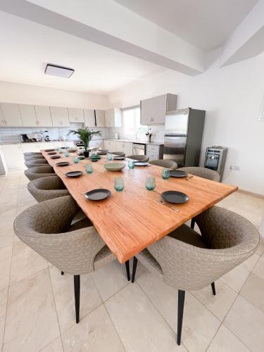 Kuchyň nebo kuchyňský kout v ubytování Grand villa Lynn seaview Ayia Napa