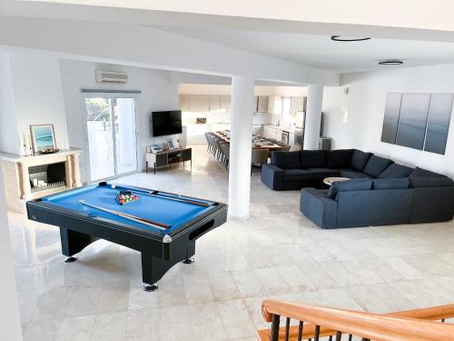 Posezení v ubytování Grand villa Lynn seaview Ayia Napa