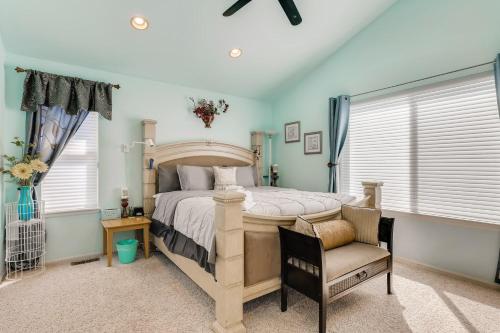 een slaapkamer met een groot bed en een stoel bij 342 English Sparrow Dr in Highlands Ranch