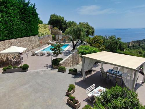 Θέα της πισίνας από το Athiri House Villa Corfu ή από εκεί κοντά