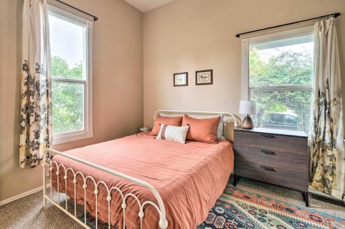 Postel nebo postele na pokoji v ubytování Charming Santa Paula Home - Walk to Downtown!