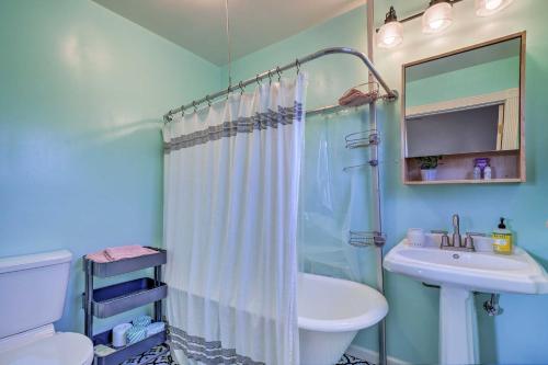 Koupelna v ubytování Charming Santa Paula Home - Walk to Downtown!