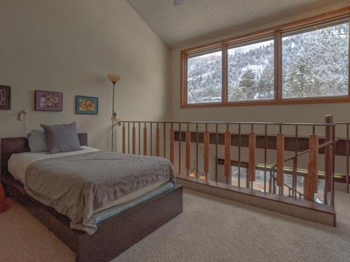 1 dormitorio con cama y ventana grande en Tamarron Lodge Loft 210 en Durango