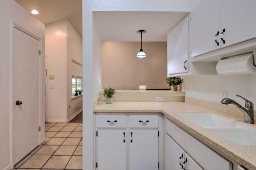 صورة لـ Cozy Gainesville Condo Near Shopping and Dining في غاينيسفيل