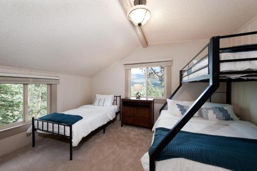 Un dormitorio con dos literas y una ventana. en 151 CR 200 3 Bedroom Cabin, en Durango