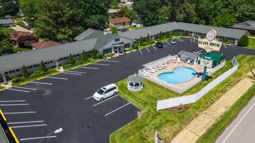 een luchtzicht op een parkeerplaats met zwembad bij Glass House Inn Erie Near I-90 & I-79 in Erie