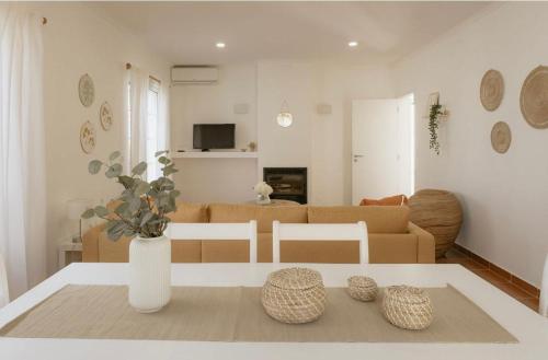a living room with a couch and a table at Casa da Lota 1º, by Casas do Verão in Manta Rota