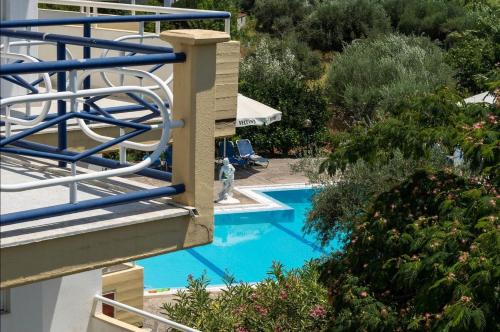 Bazén v ubytování Aphrodite Apartments nebo v jeho okolí