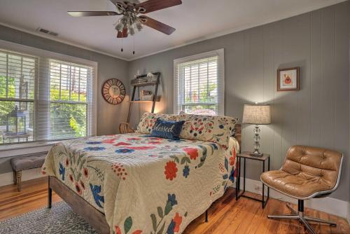 Giường trong phòng chung tại Carousel Cottage North Chattanooga Home!
