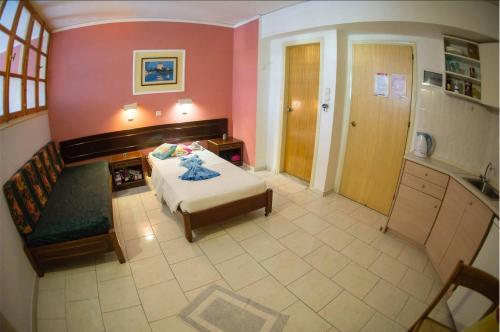 Postel nebo postele na pokoji v ubytování Aphrodite Apartments