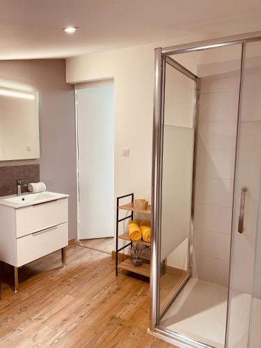 une salle de bain avec un lavabo et un miroir dans l'établissement Maison De La Tour, à Saint-Émilion