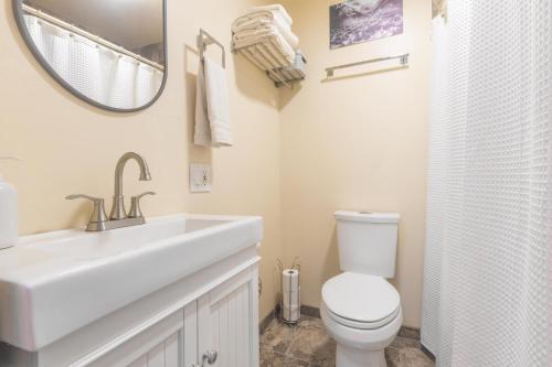 Ένα μπάνιο στο 225 6th Avenue Unit 3