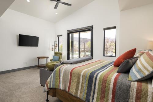 una camera da letto con un letto e una TV a schermo piatto di 246 E 200 South Unit 6 a Moab