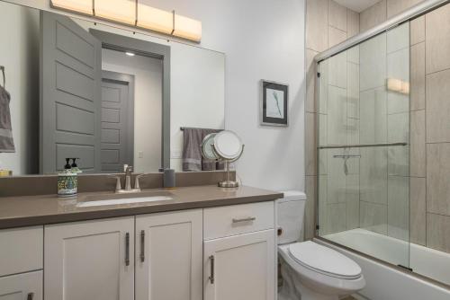 un bagno con wc, lavandino e doccia di 246 E 200 South Unit 6 a Moab