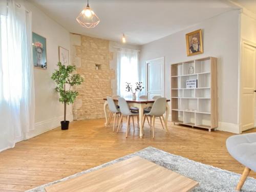 une salle à manger avec une table et des chaises dans l'établissement L'ancienne comédie, en hyper centre, à Poitiers