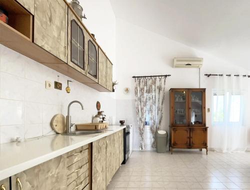 cocina con fregadero y encimera en Apartments Kampe, en Kotor