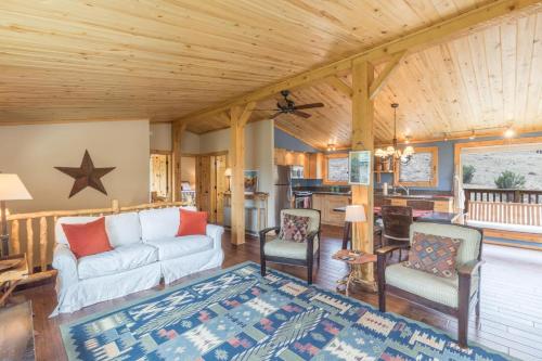 ein Wohnzimmer mit einem Sofa und Stühlen sowie eine Küche in der Unterkunft Aspen Grove in Creede