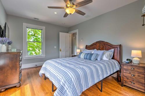 A bed or beds in a room at Charming Greenport Gem 1, 1 Mile to Ferry!