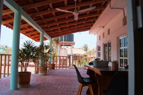 a patio with a table and chairs on a building at Hostel Casa Moringa in Zipolite