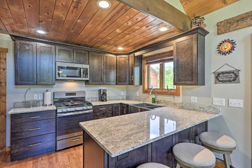 Dapur atau dapur kecil di Cabin 1 Mi to Sand Valley, 1 Block to Beach