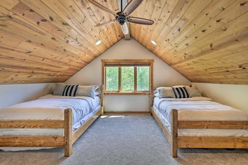 2 camas en una habitación con ventilador de techo en Cabin 1 Mi to Sand Valley, 1 Block to Beach, en New Rome