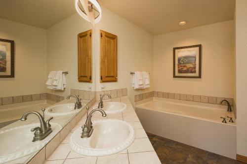 ein Badezimmer mit zwei Waschbecken und einer Badewanne in der Unterkunft Cascade Village 59 in Durango Mountain Resort