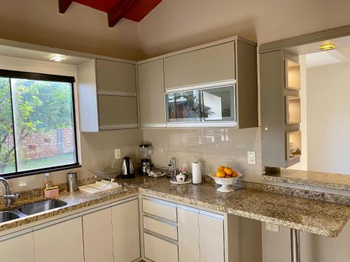 Кухня или мини-кухня в Moderna y Unica casa independiente con jardín y estacionamiento
