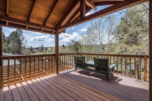 Otter River Lodgeにあるバルコニーまたはテラス