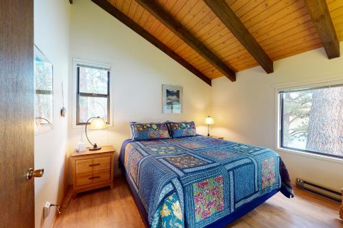 Una cama o camas en una habitación de Osprey Cove