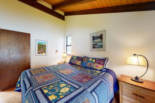 Una cama o camas en una habitación de Osprey Cove