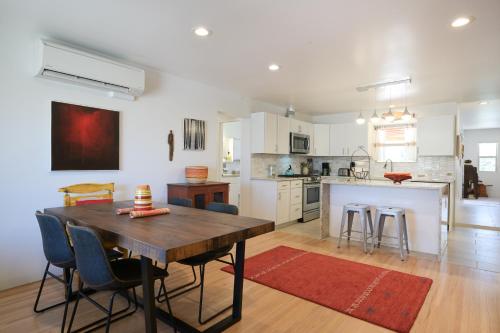 a kitchen and dining room with a table and chairs at Casa Vitalia in Santa Fe