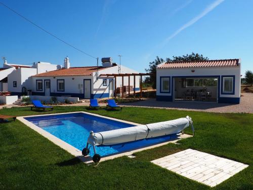 a large inflatable pool in the yard of a house at Quinta do Maranhão in Lagos