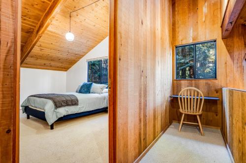 Ένα ή περισσότερα κρεβάτια σε δωμάτιο στο Redwood Retreat