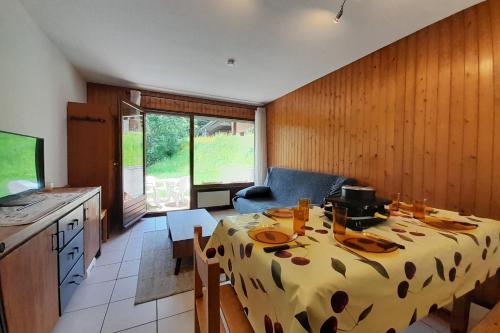 eine Küche mit einem Tisch und einem Tischtuch darauf in der Unterkunft Apartment on the slopes in La Clusaz