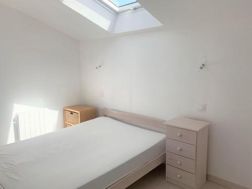 Katil atau katil-katil dalam bilik di Holiday Home St- Gildas-de-Rhuys - BRE04302-F