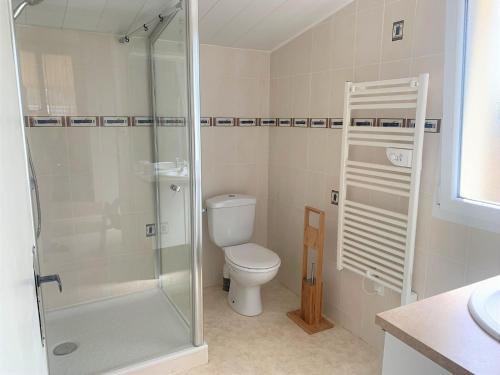 Bilik mandi di Holiday Home St- Gildas-de-Rhuys - BRE04302-F